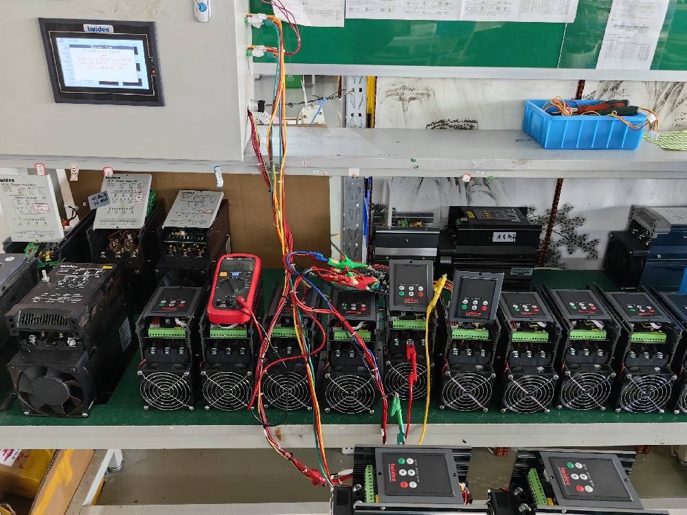 当电力调整器需要频繁切换工作模式时，响应时间过长影响生产效率，怎样优化设置来加快切换速度？